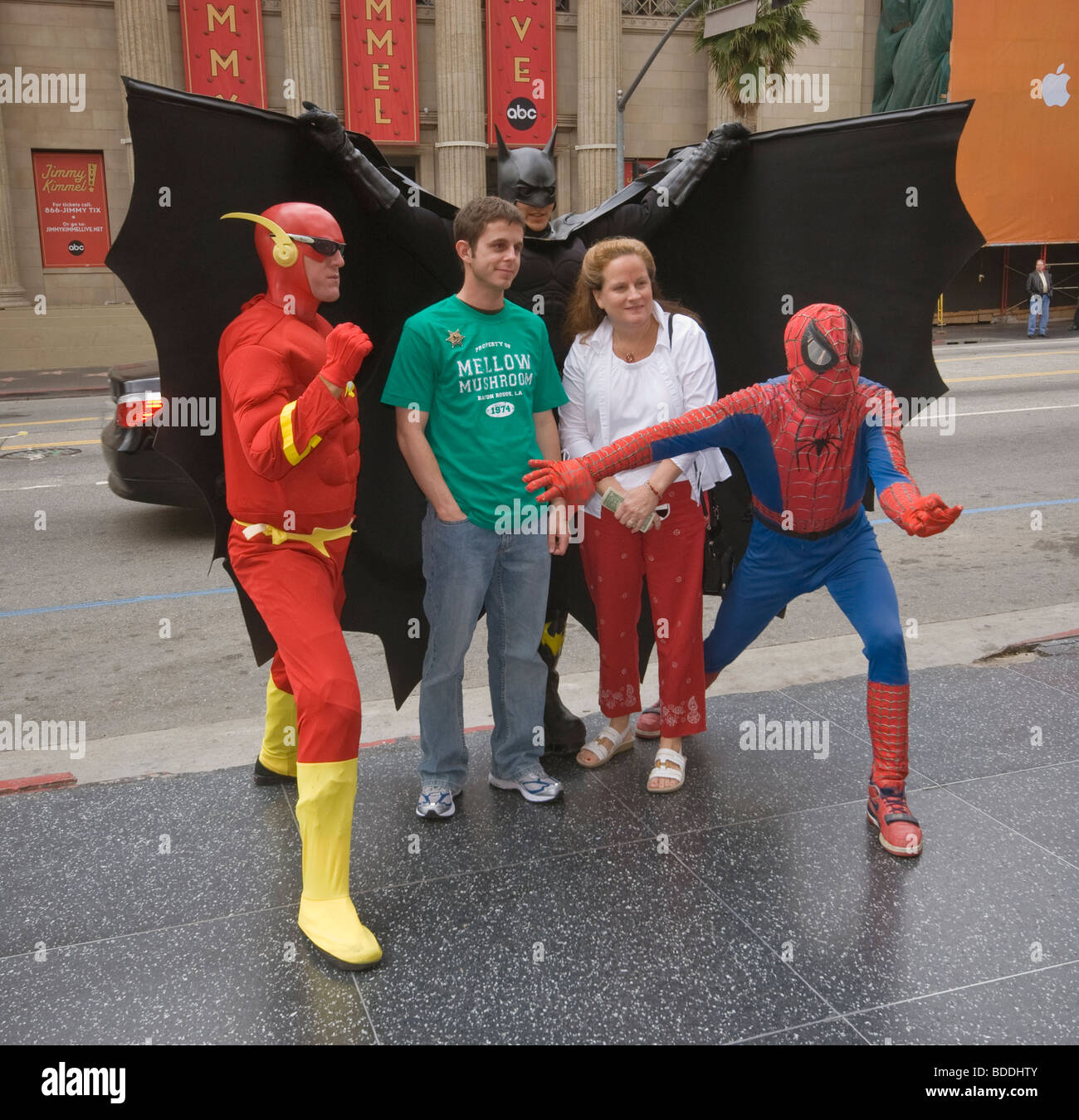 Batman, Spiderman Figuren und Touristen am Walk of Fame am Hollywood Boulevard, Hollywood, Kalifornien, USA Stockfoto