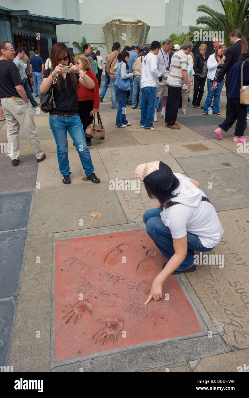 Touristen an Will Smith Hand- und Fußabdrücke am Chinese Theatre in Hollywood, Kalifornien, USA Stockfoto