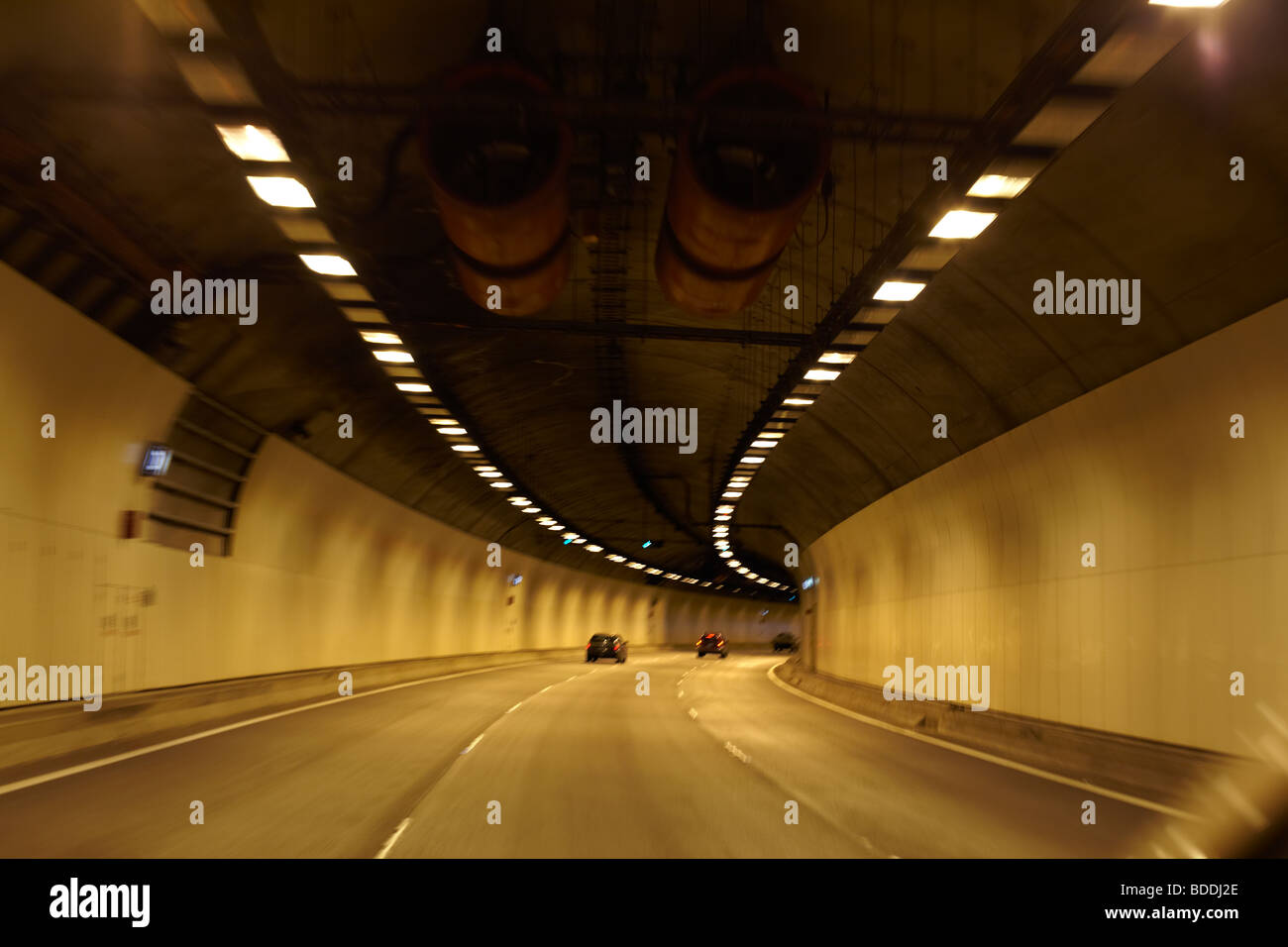 Während Der Fahrt In Einem Tunnel Bemerken Tunnel under underground -Fotos und -Bildmaterial in hoher Auflösung