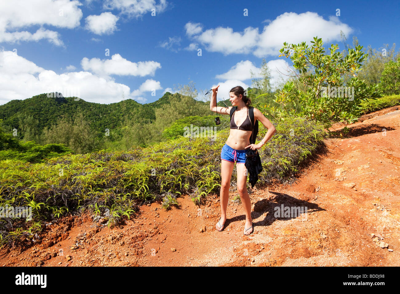 Eine Frau, Wandern in das gebirgige Landesinnere von Rarotonga in Cook-Inseln in der Südsee Stockfoto