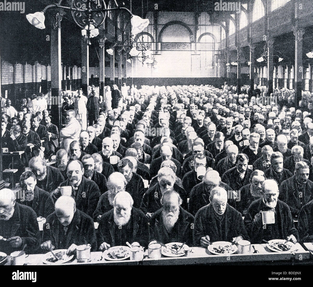 MARYLEBONE WORKHOUSE 1900 - Bewohner haben ihre Abendmahlzeit Stockfoto