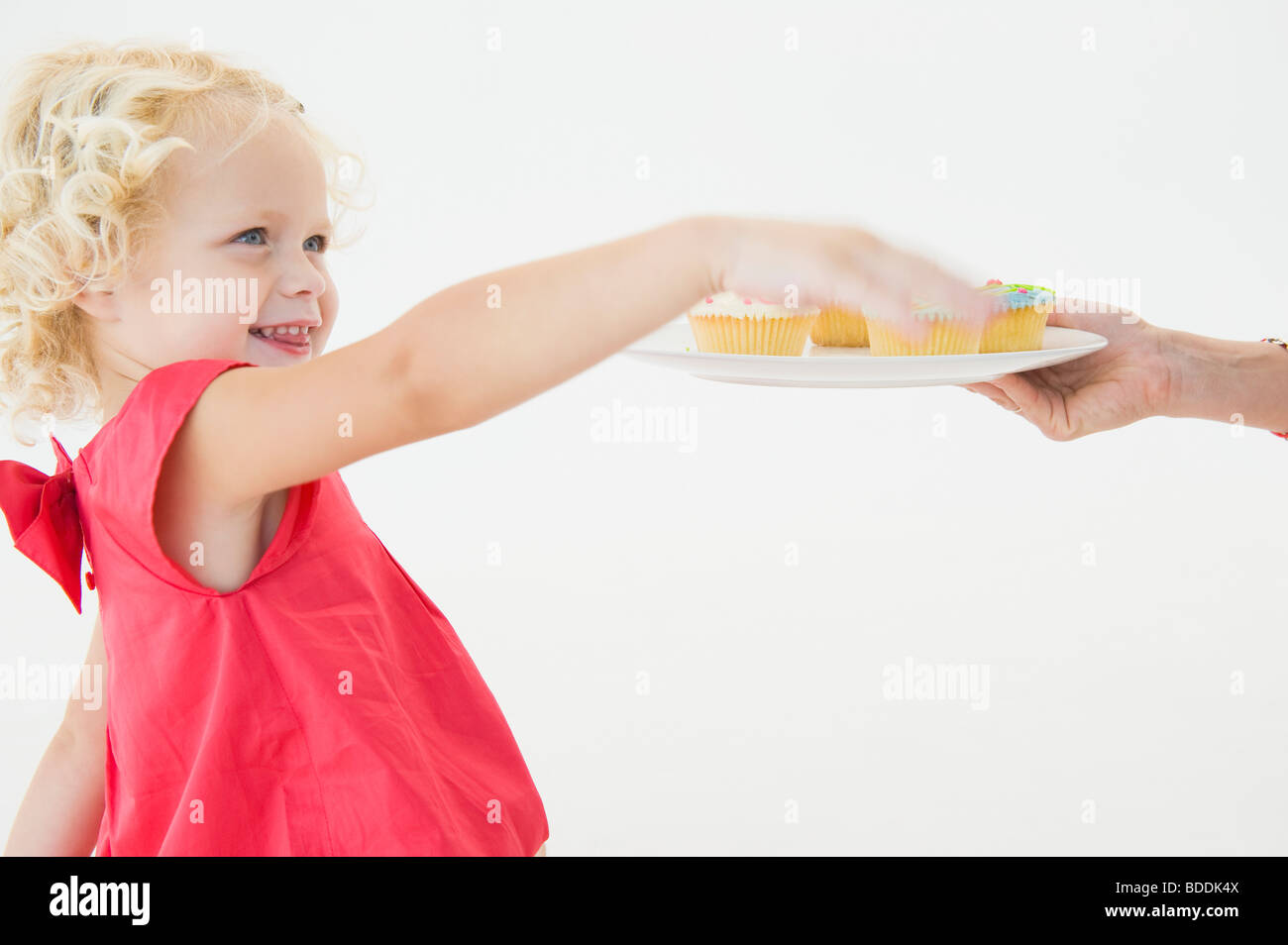 Abholung einen Cupcake Mädchen Stockfoto
