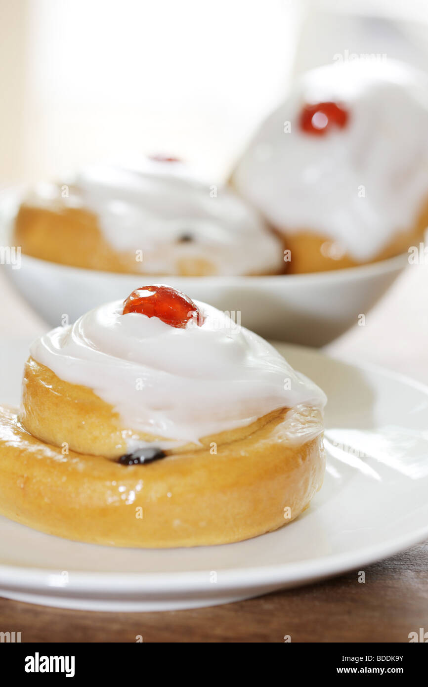 Frisch gebackene süsse vereiste Obst Brötchen belegt mit einer Kirsche mit Keine Personen Stockfoto