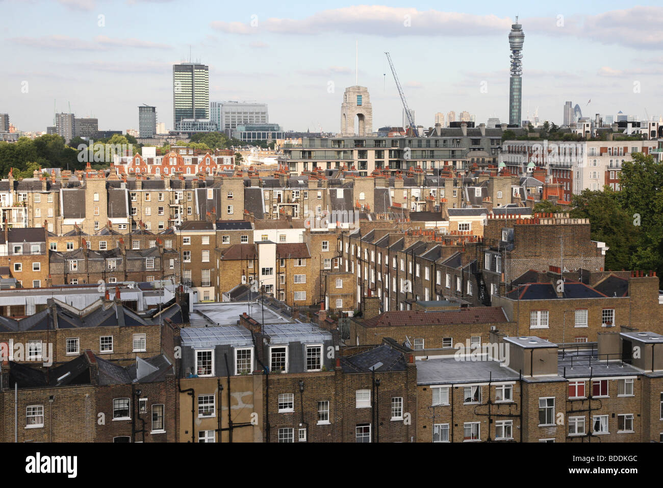 Der BT Tower oder London Telecom Tower, mit Gehäuse in Marylebone im Vordergrund Stockfoto