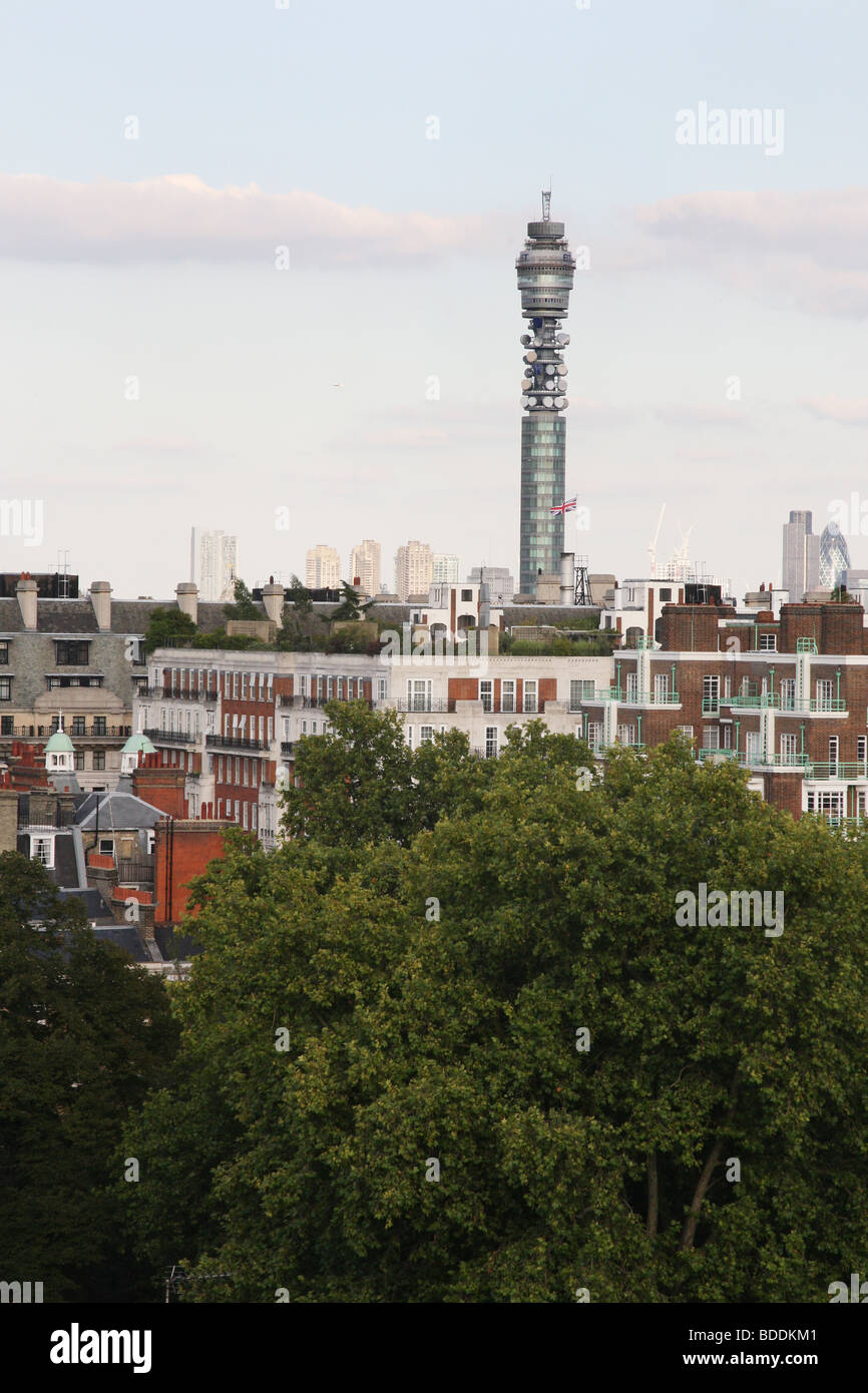 Der BT Tower oder London Telecom Tower, mit Gehäuse in Marylebone im Vordergrund Stockfoto