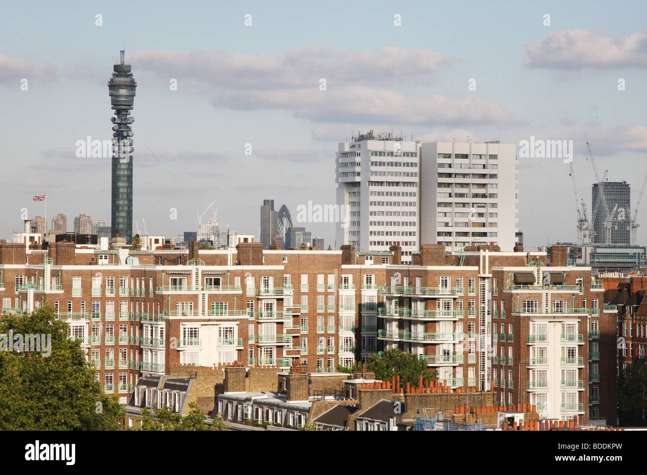 Der BT Tower oder London Telecom Tower, mit Gehäuse in Marylebone im Vordergrund Stockfoto