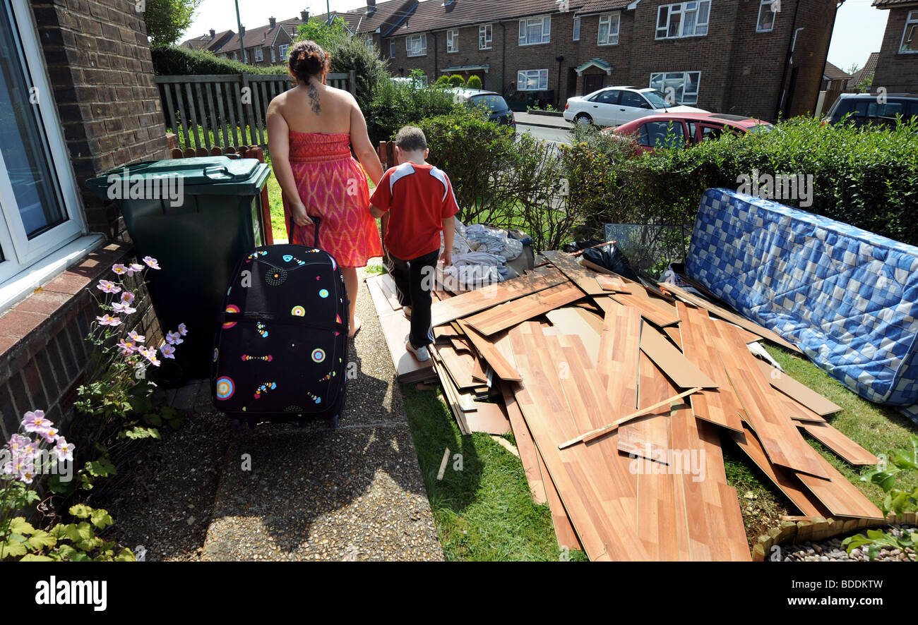 Frau und ihr Sohn Gang übergeben Wrack aus ihrem überfluteten, Haus in Hove Stockfoto