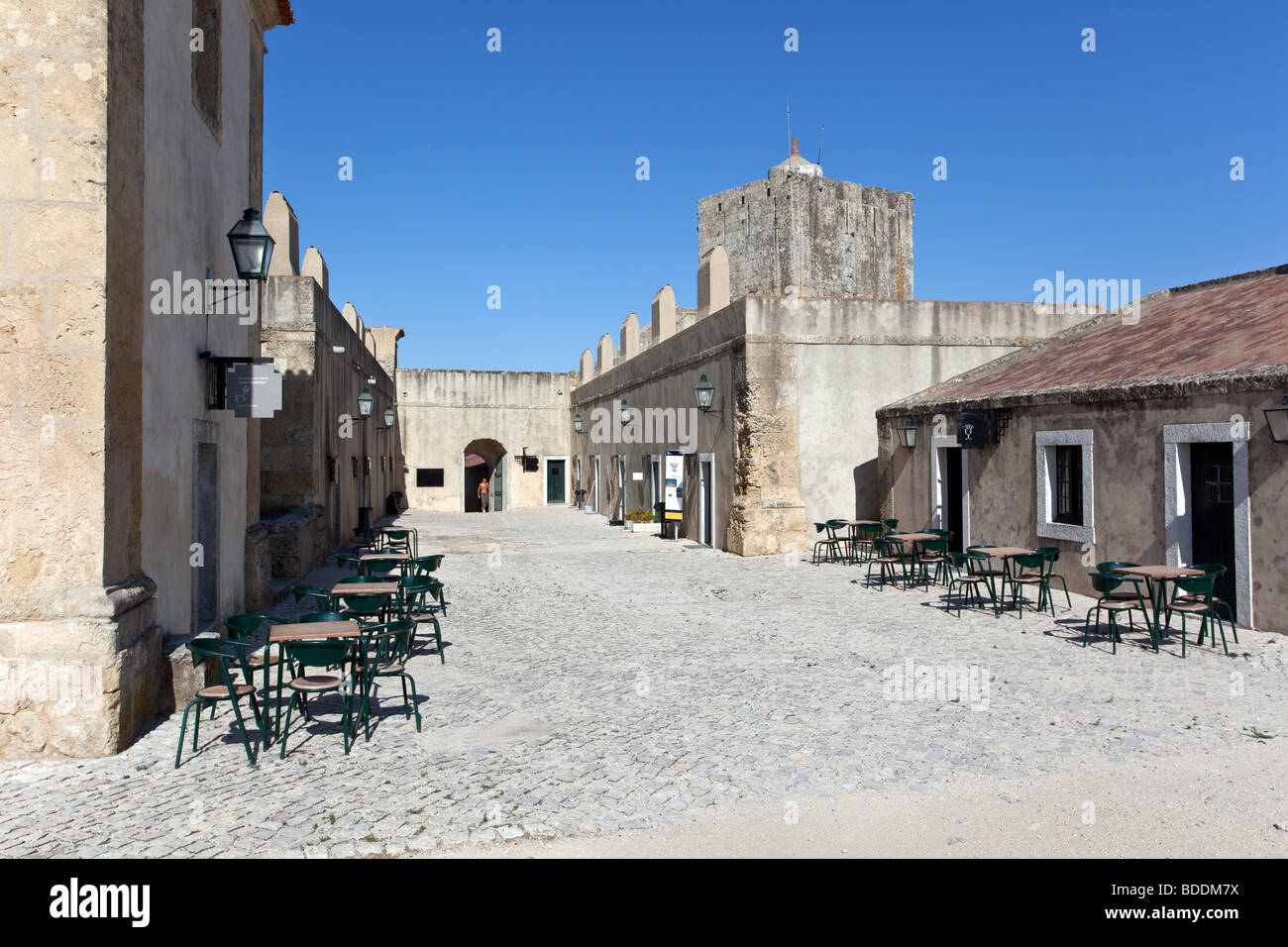 Museum und Geschäfte Bereich im Inneren der Burg von Palmela. Palmela, Distrikt Setúbal, Portugal. Stockfoto