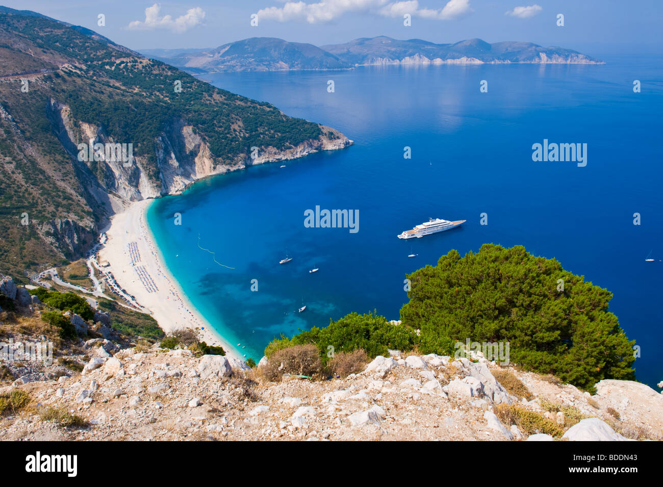 Luxus yacht super AUFGEHENDE Sonne im Besitz von Larry Ellison und David Geffen verankert Myrtos Strand auf Insel Kefalonia Griechenland GR Stockfoto