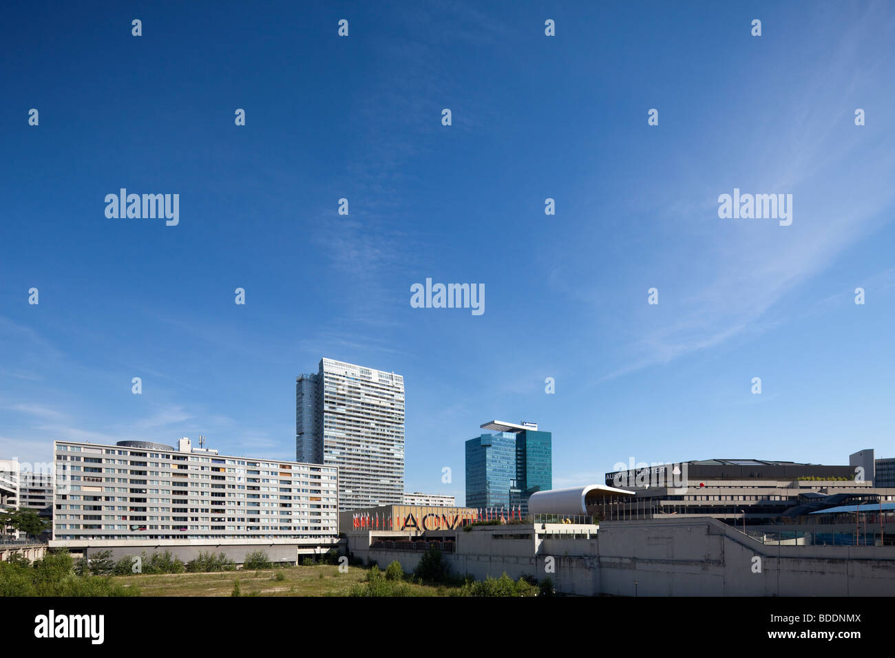Blick auf Donau City (Donaucity), zeigt auf der rechten Seite das Austria Center Vienna Stockfoto