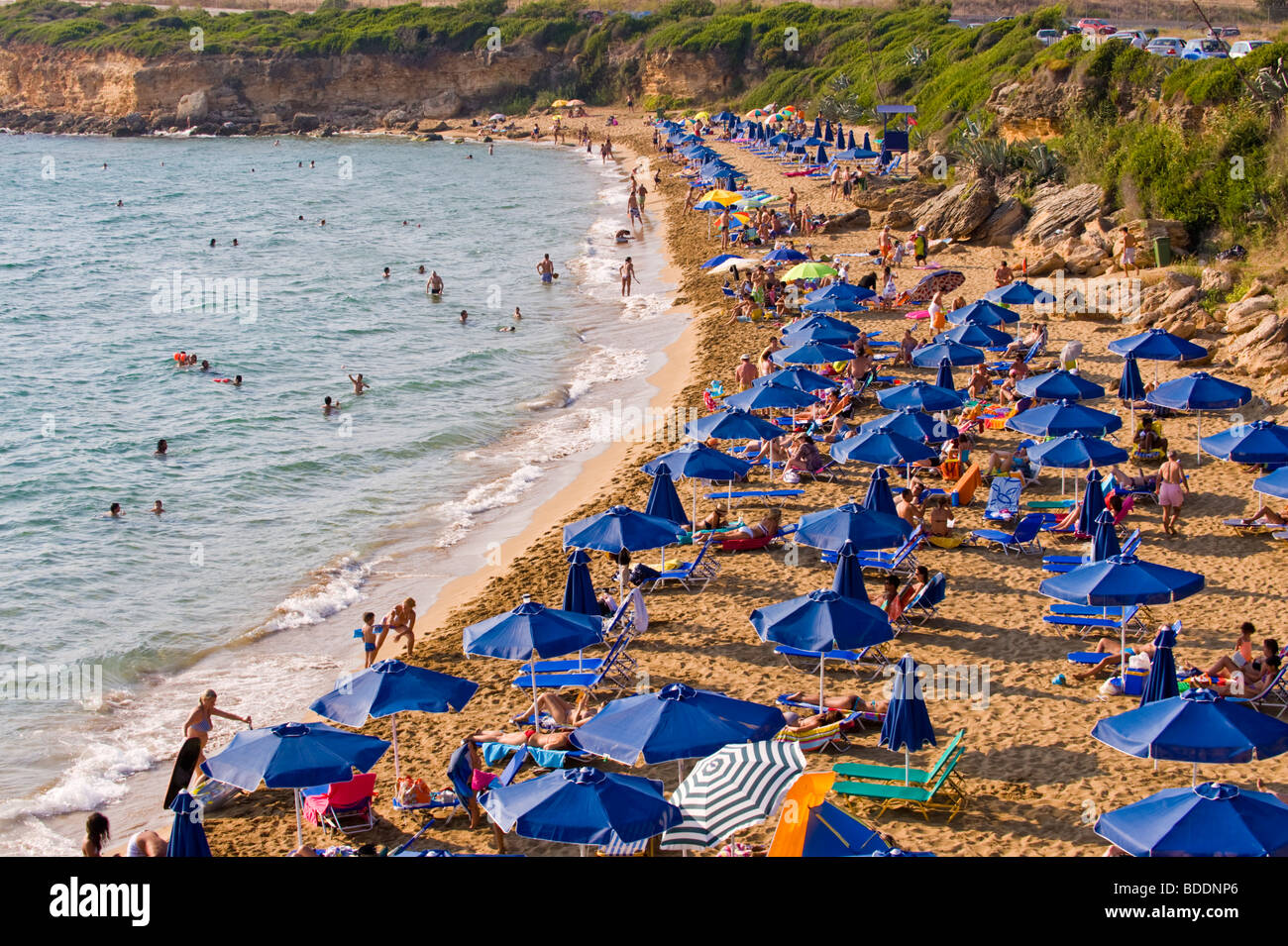 Urlauber, die Sonnenbaden auf einem überfüllten Ammes Beach auf der griechischen Mittelmeer Insel von Kefalonia Griechenland GR Stockfoto