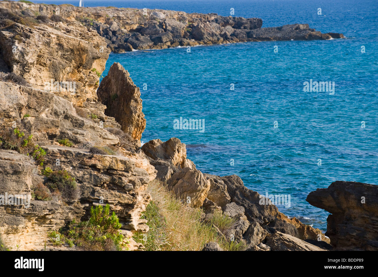 Felsvorsprung am Ammes Beach auf der griechischen Mittelmeer Insel von Kefalonia Griechenland GR Stockfoto