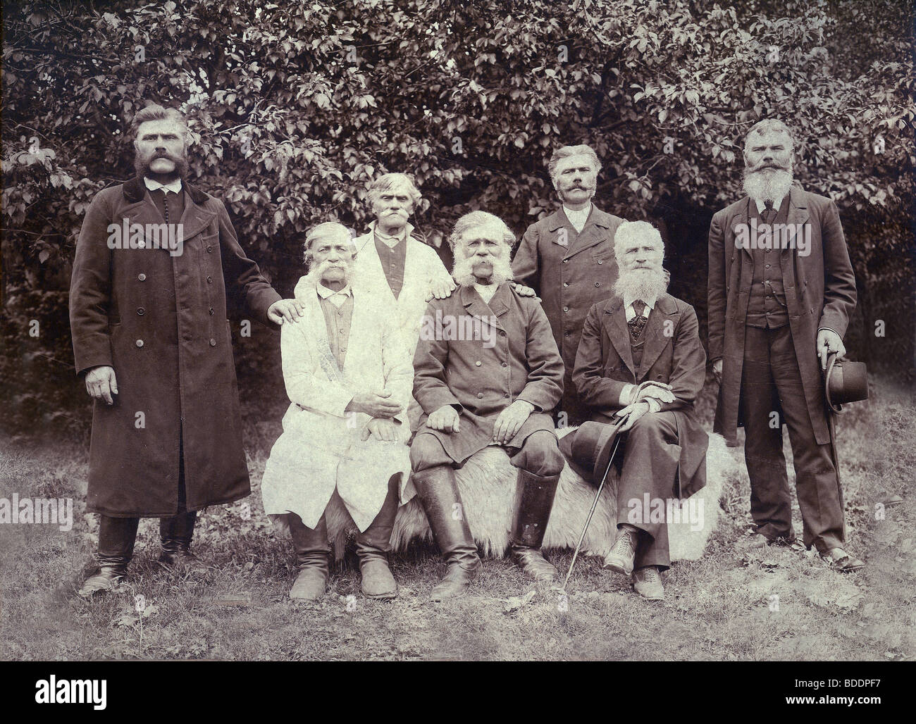 Altes Foto von einer Gruppe von Männern um die 19. und frühen 20. Jahrhundert Stockfoto