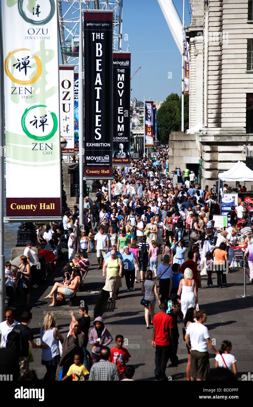 Massen von Touristen versammeln sich entlang der Southbank. Dies ist einer der belebtesten Orte für den Tourismus in London. Stockfoto