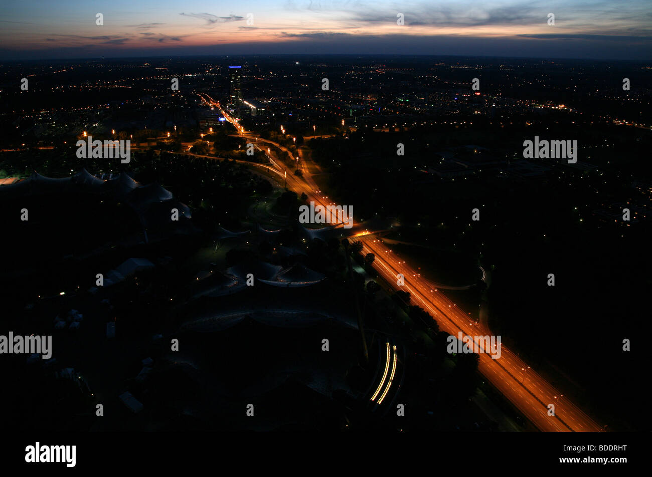 Verkehr Wege an einer großen Straße in der Nacht von oben. In der Nähe von Olympiapark München, Deutschland. Stockfoto
