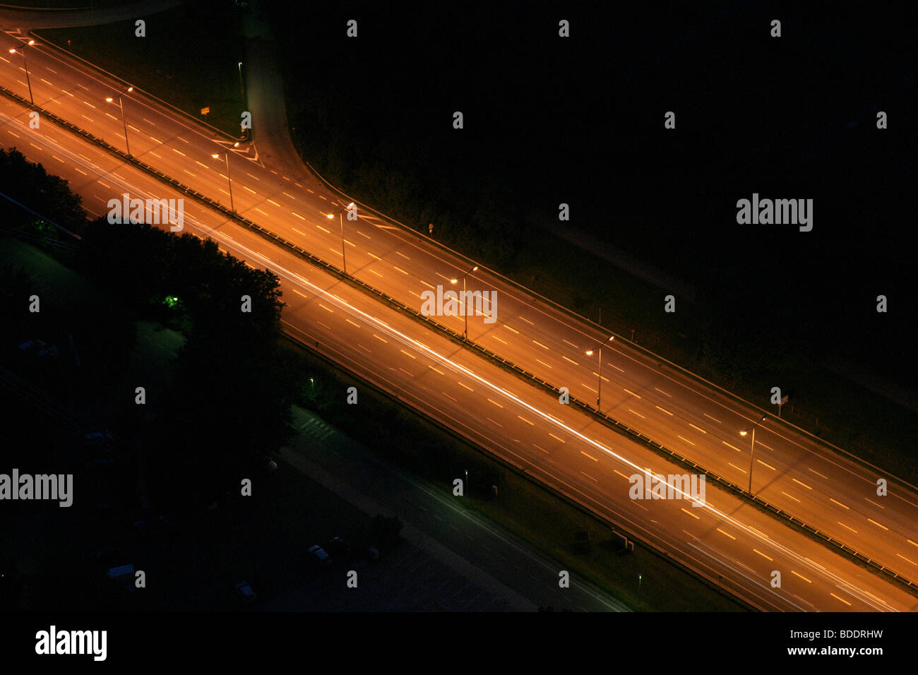 Verkehr Wege an einer großen Straße in der Nacht von oben. In der Nähe von Olympiapark München, Deutschland. Stockfoto