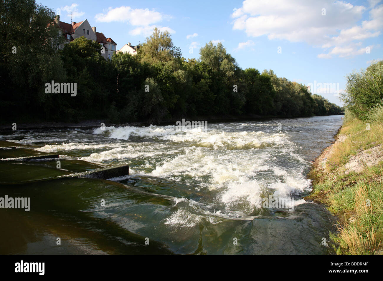 Der Isar fließt durch München Stockfoto