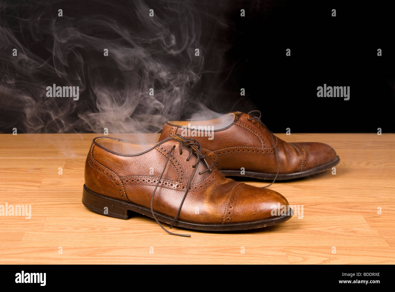 Ein paar Kleidschuhe nach einem heißen Tag Verschleiß dämpfen. Stockfoto