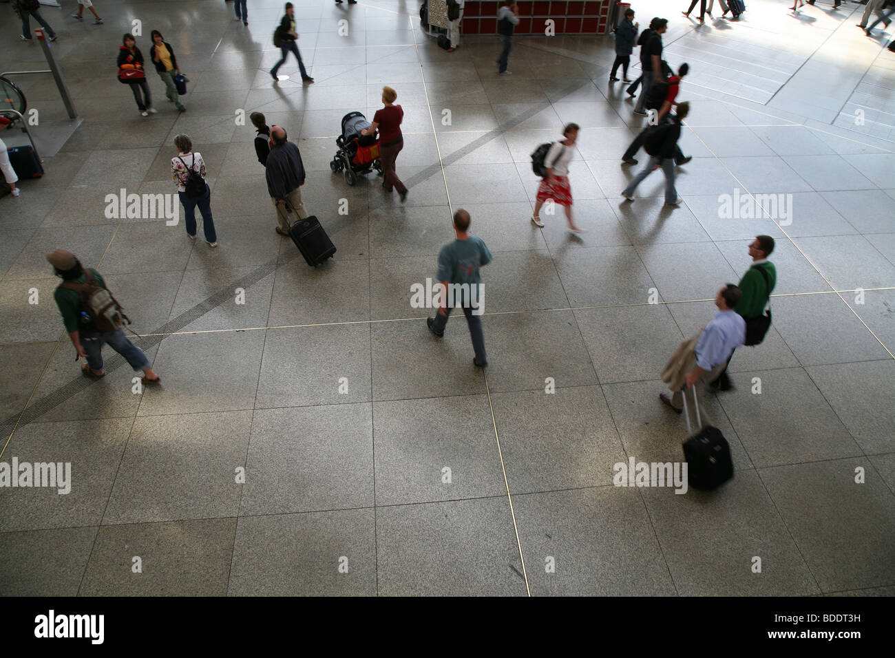 Menschen gehen hin und her und von ihrer Züge im Hauptbahnhof München, Deutschland. Stockfoto
