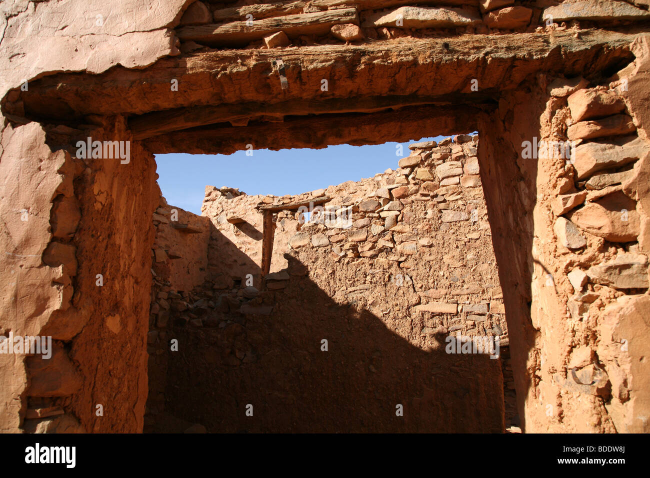 Die Antike und die Hälfte vom Sand Stadt Chinguetti, am Rande des östlichen Mauretanien das große Sandmeer verschluckt. Stockfoto