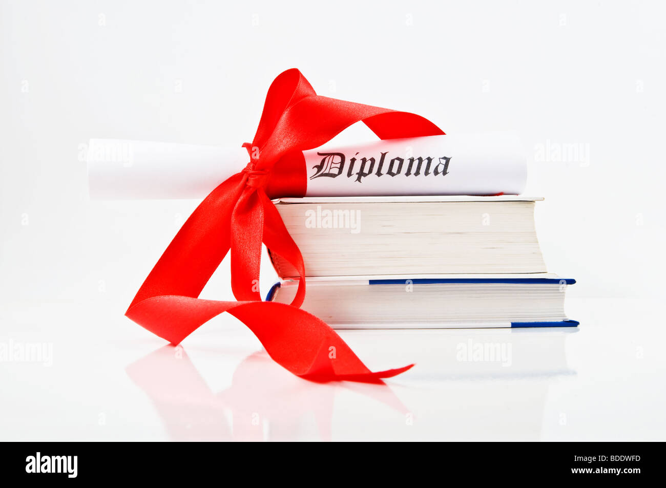 Diplom mit rotem Band und Bücher auf weißem Hintergrund Stockfoto