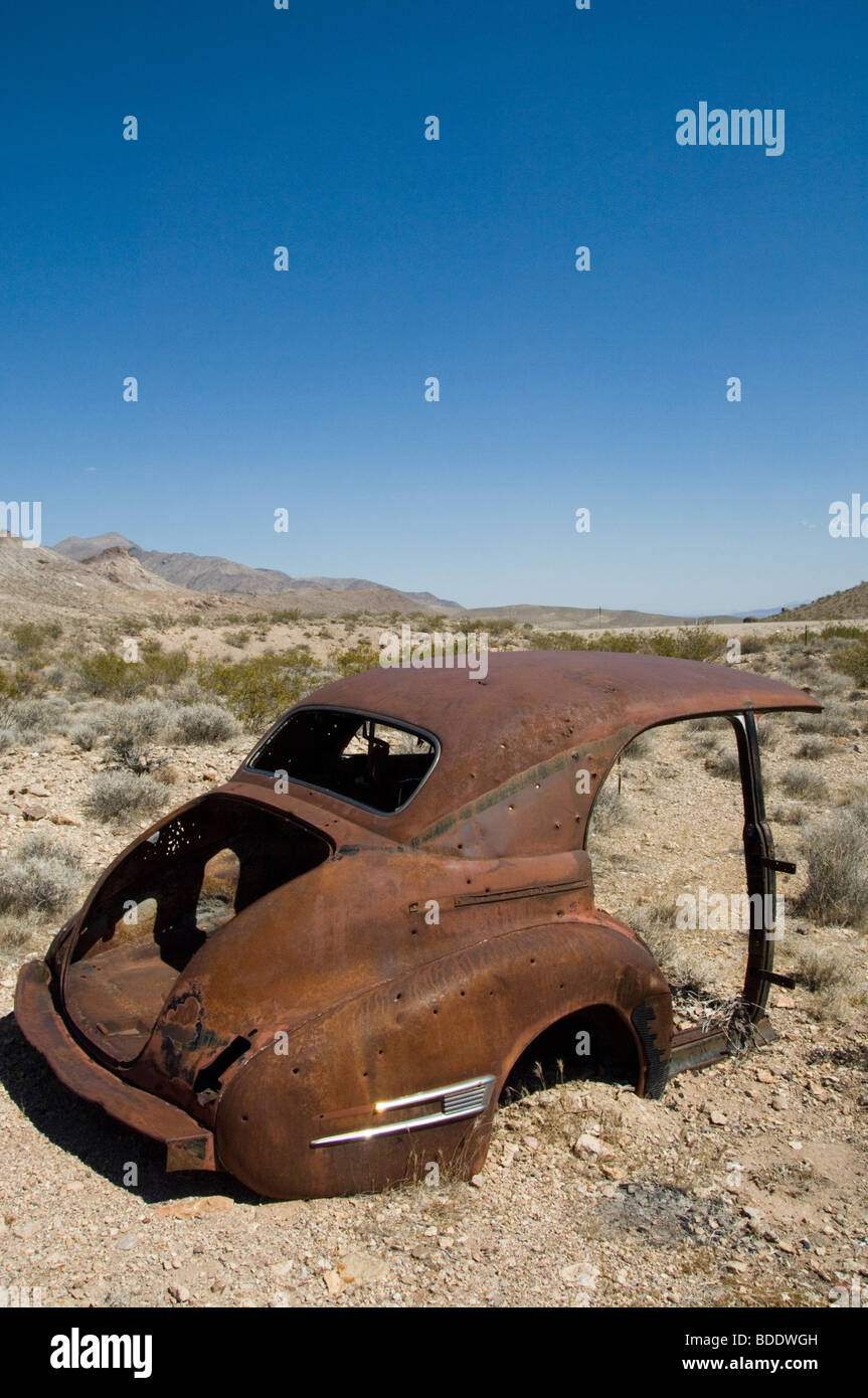 Rusty ausgebrannt Shell die Hälfte eines Autos In der Wüste Stockfoto