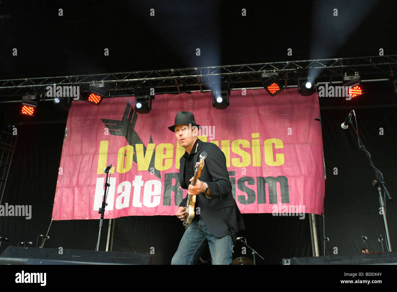 Paul Simonon spielen in The Good The Bad und The Queen. Stockfoto