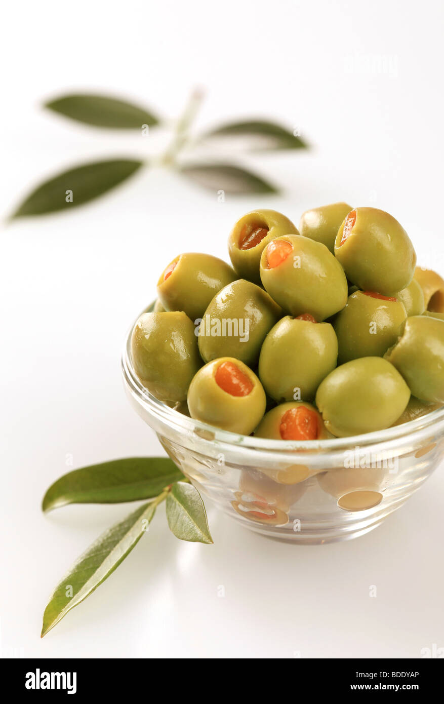 Grüne Oliven gefüllt mit Piment Stockfoto