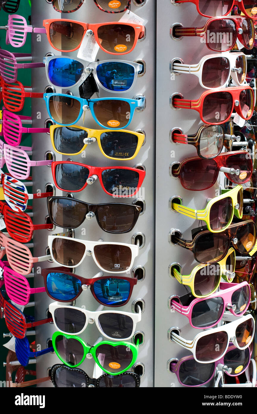 Bunte Sonnenbrillen auf einem Gestell in eine Ladenfront Stockfoto