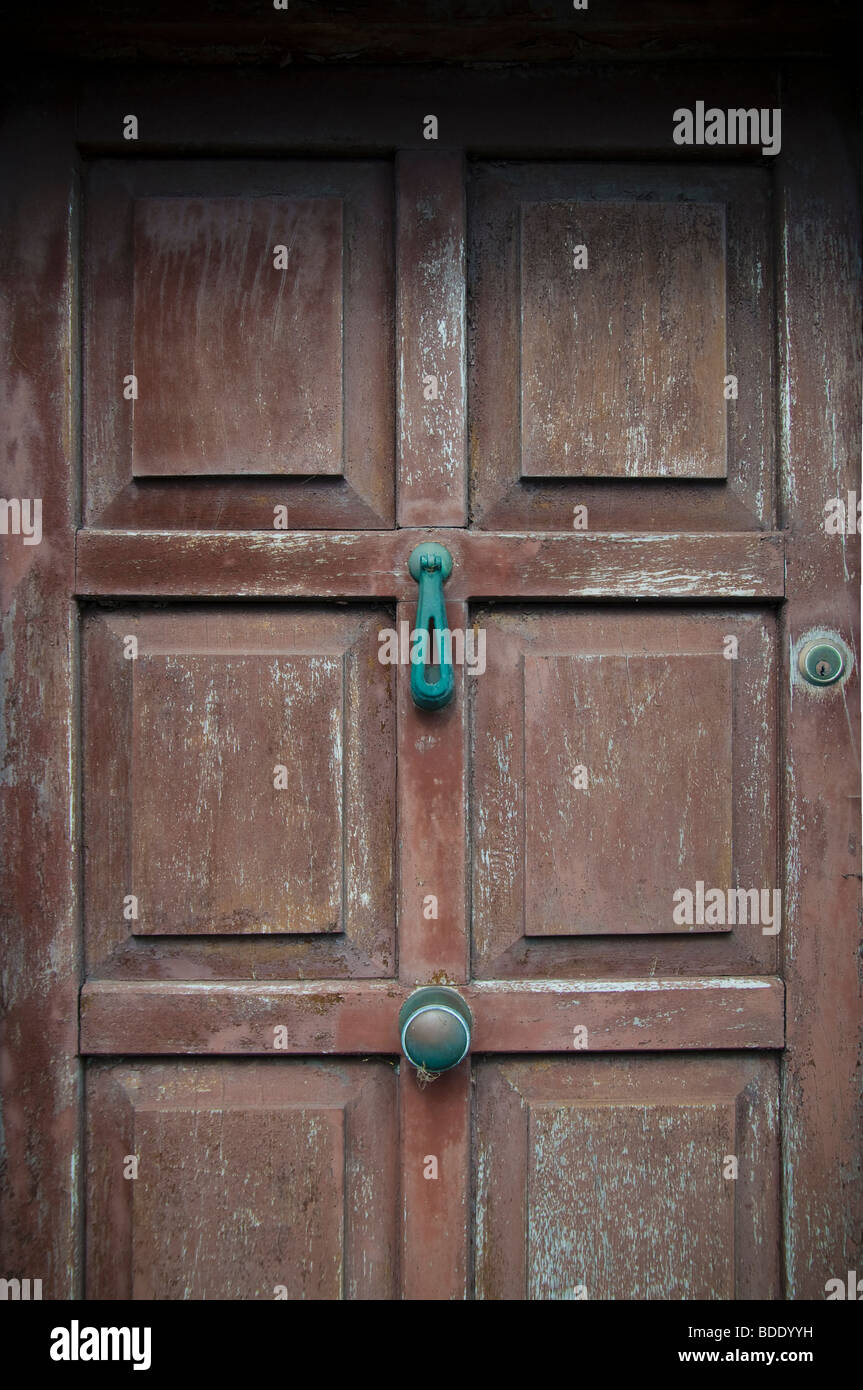 Eine alte vernachlässigte braunen Haustür in ein Irish Village Stockfoto