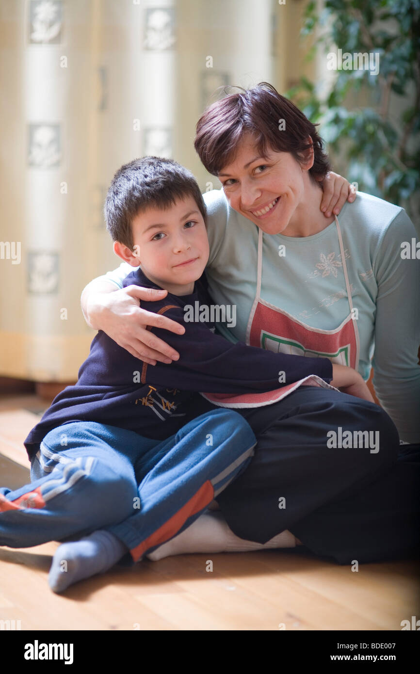 Porträt eines kleinen Jungen mit seiner Mutter Stockfoto