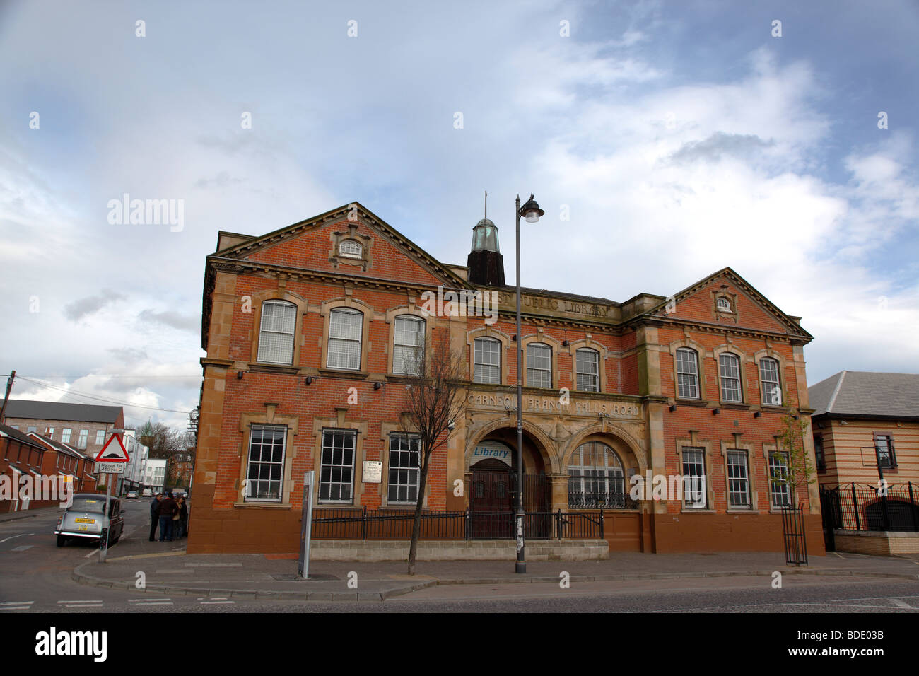 Irland, Norden, Belfast, Westen, Falls Road, Carnegie-Bibliothek an der Ecke Sevastapol Straße neben der Sinn Féin Hauptsitz Stockfoto