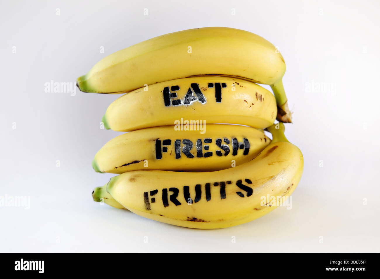 Vier Bananen mit eine mutige Aussage gedruckt: FRISCHOBST Essen. Stockfoto