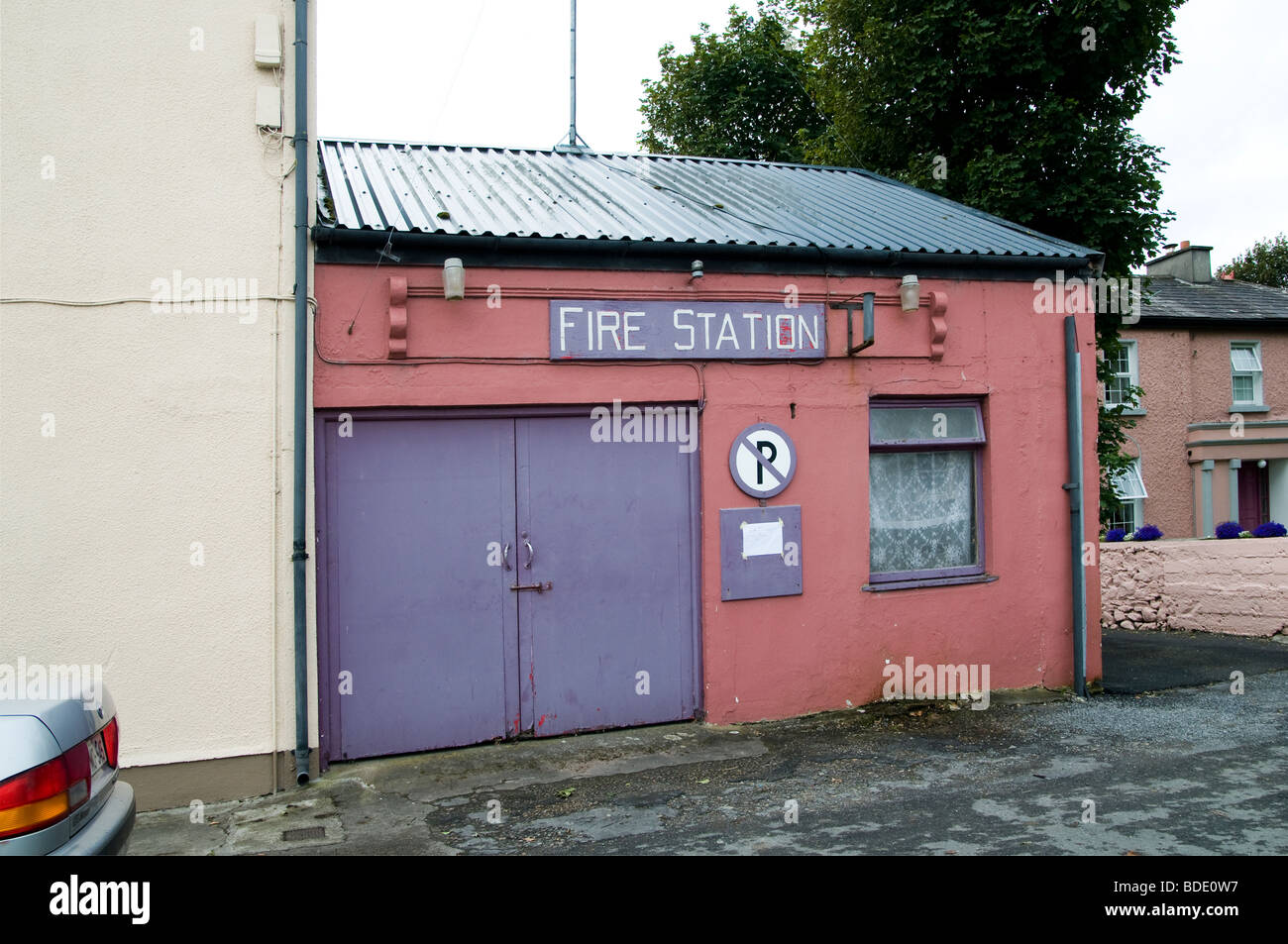 Die alte Feuerwehr-Station im Dorf Louisburgh, County Mayo, Irland Stockfoto