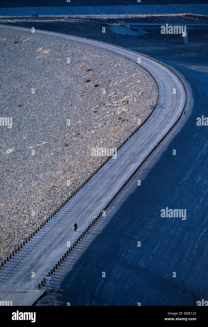 Ein Fischer geht entlang einer Talsperre, California State Water Project, nordöstlich von Los Angeles, Kalifornien, USA Stockfoto