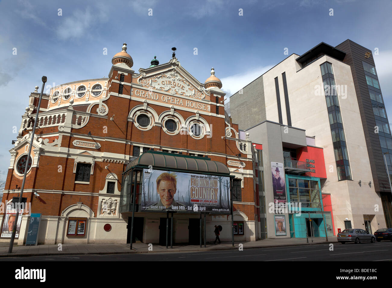 Irland, Norden, Belfast, Great Victoria Street, äußere des Grand Opera House mit seiner modernen Erweiterungsbau Stockfoto