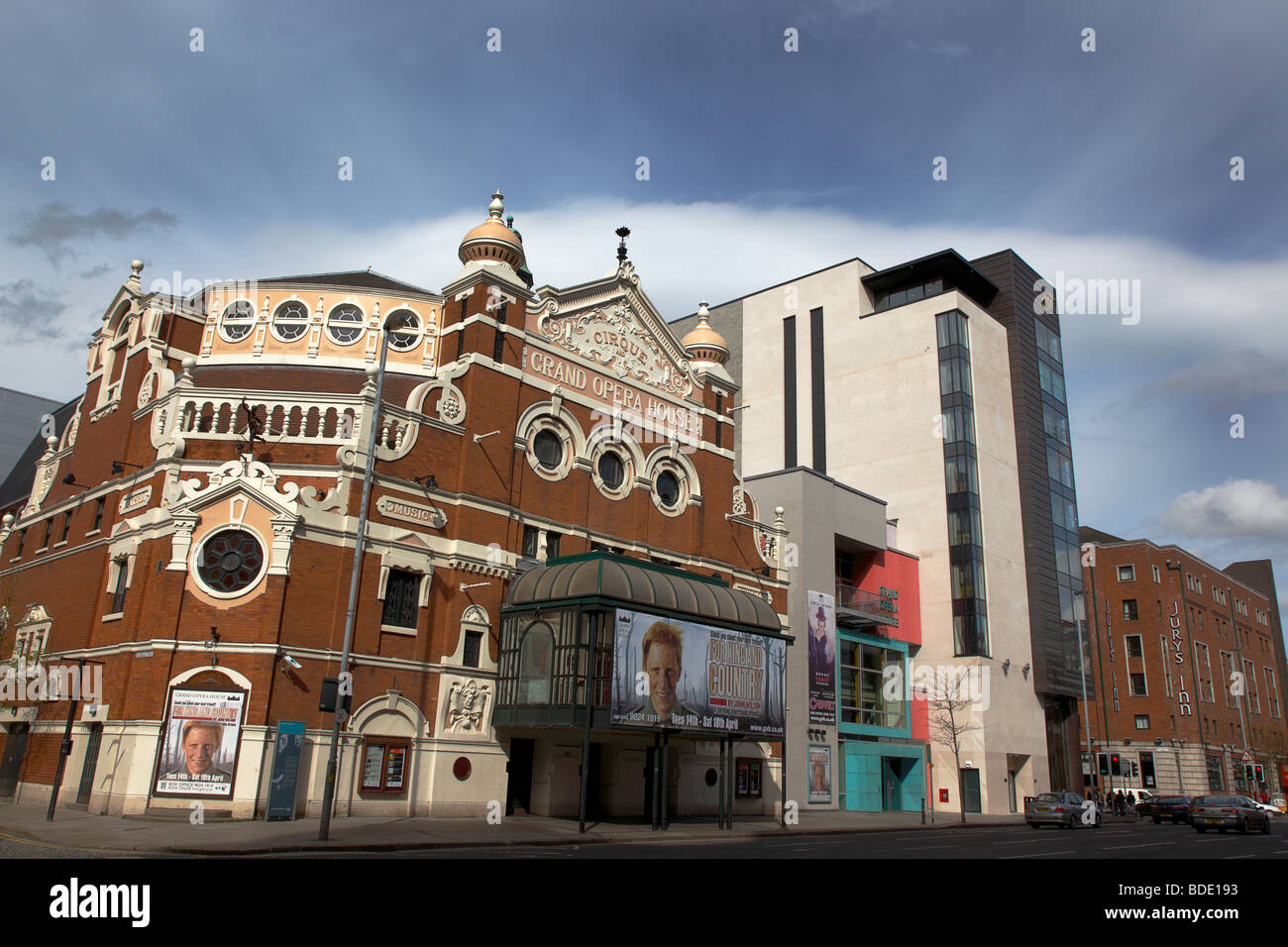 Irland, Norden, Belfast, Great Victoria Street, äußere des Grand Opera House + moderne Erweiterungsbau Stockfoto