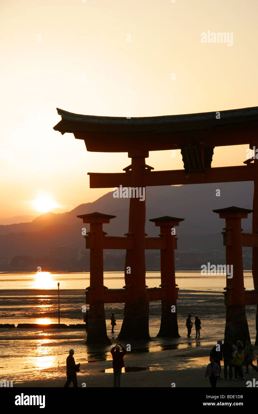 Sonnenuntergang am berühmten Torii-Tor auf Miyajima, Japan. Stockfoto