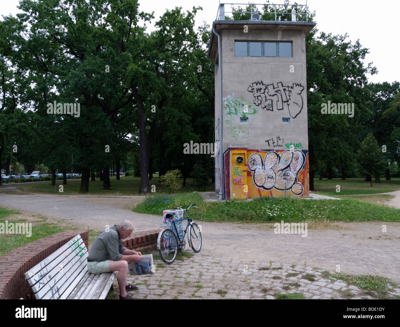 Restlichen ursprünglichen Wachturm aus der ehemaligen Berliner Mauer in Kreuzberg Berlin Stockfoto
