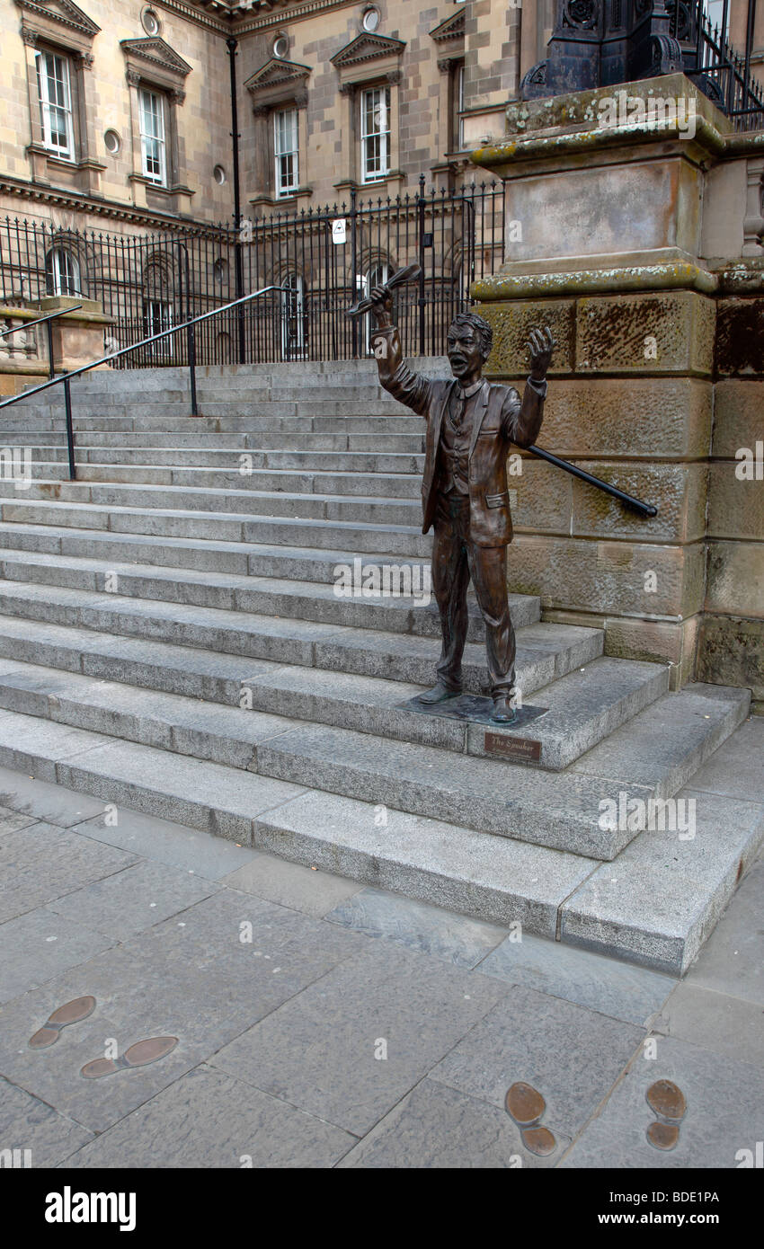 Irland, Norden, Belfast, Zollhaus Platz, Bronze-Statue von den Referenten auf der Treppe. Speakers Corner Stockfoto