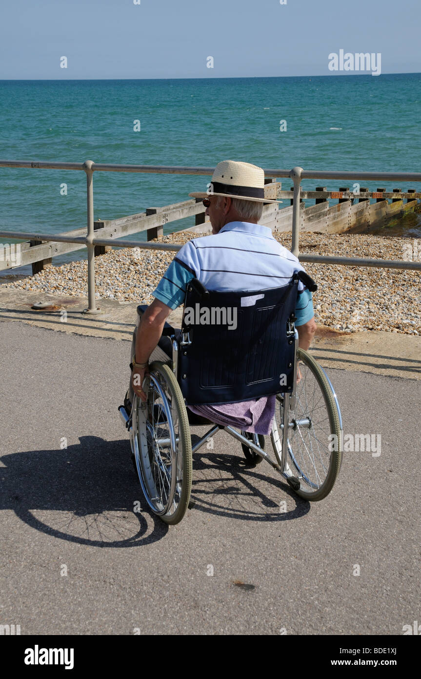 Mann und ein Rollstuhl am Strand von Bognor Regis West Sussex England Südengland Stockfoto