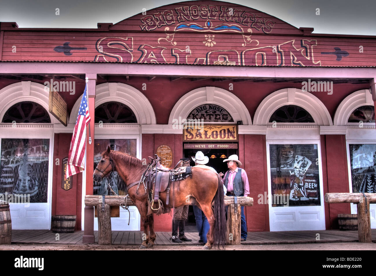 Drei Cowboys stehen außerhalb "Big Nose Kates" Salon in Tombstone Arizona sprechen Stockfoto