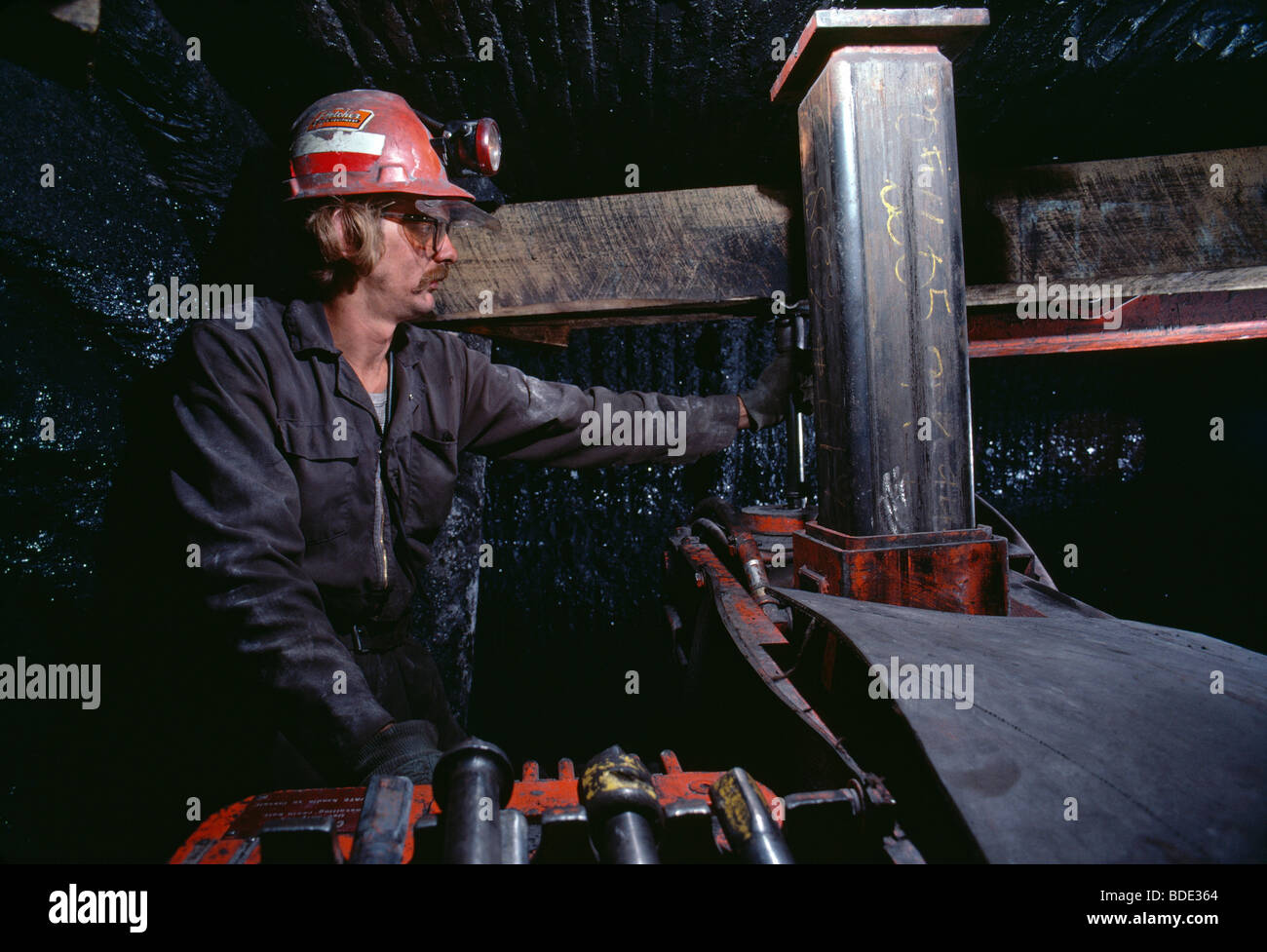 Ein Bergarbeiter verwendet Hydraulik-Wagenheber, bauen Dach unterstützt, West-Pennsylvania, USA Stockfoto
