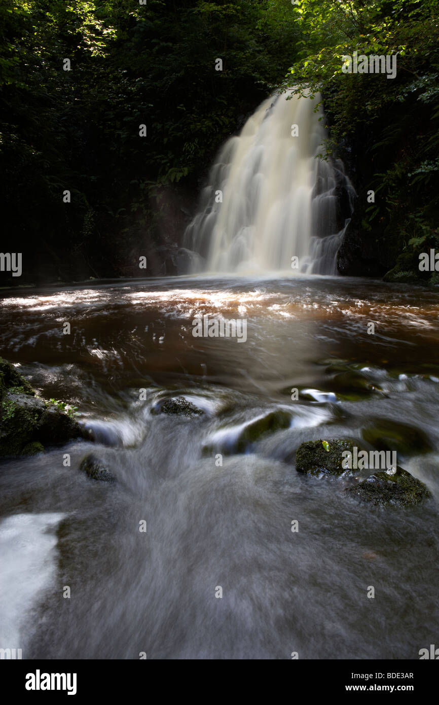 Gleno oder Glenoe Wasserfall Grafschaft antrim Nordirland uk wunderschön Wasserfall Landschaften irische Landschaft irland fällt Stockfoto