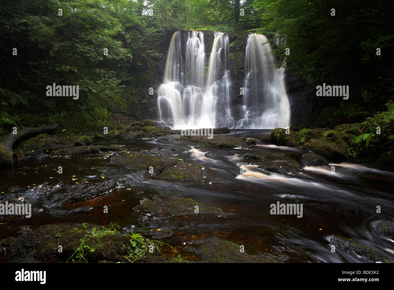 Ess-Na-Crub Wasserfall am Fluss Inver im Glenariff Forest Park County Antrim-Nordirland Vereinigtes Königreich Stockfoto