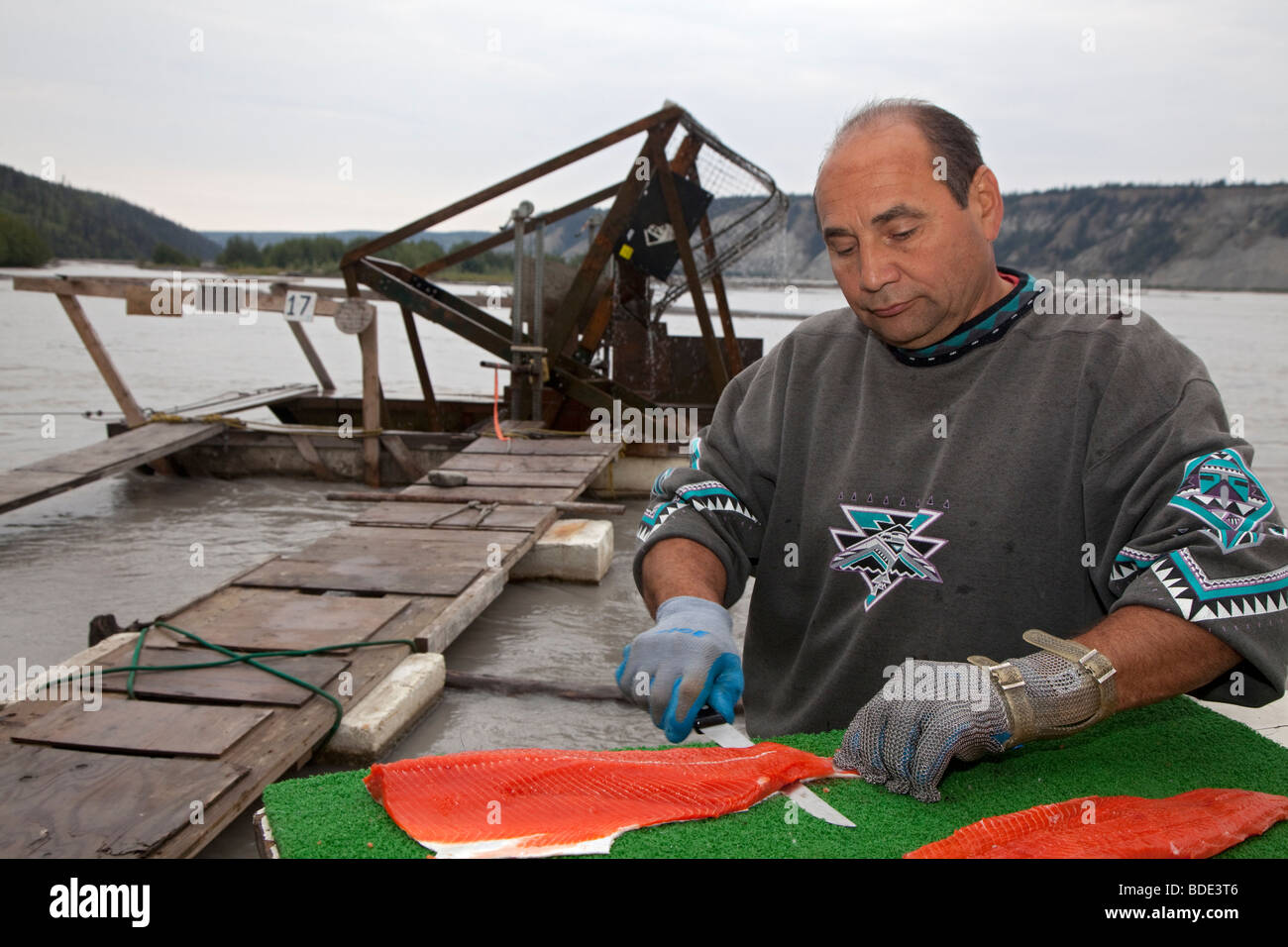 Mann Filets rot Lachs gefangen auf Fisch-Rad in Alaskas Copper River Stockfoto