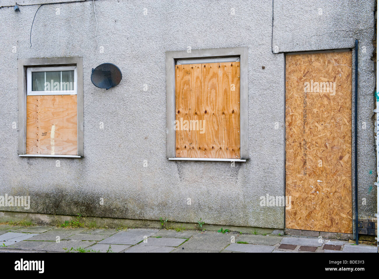 Erdgeschosswohnung vernagelt, Church Street, Ebbw Vale, Blaenau Gwent, South Wales, UK Stockfoto