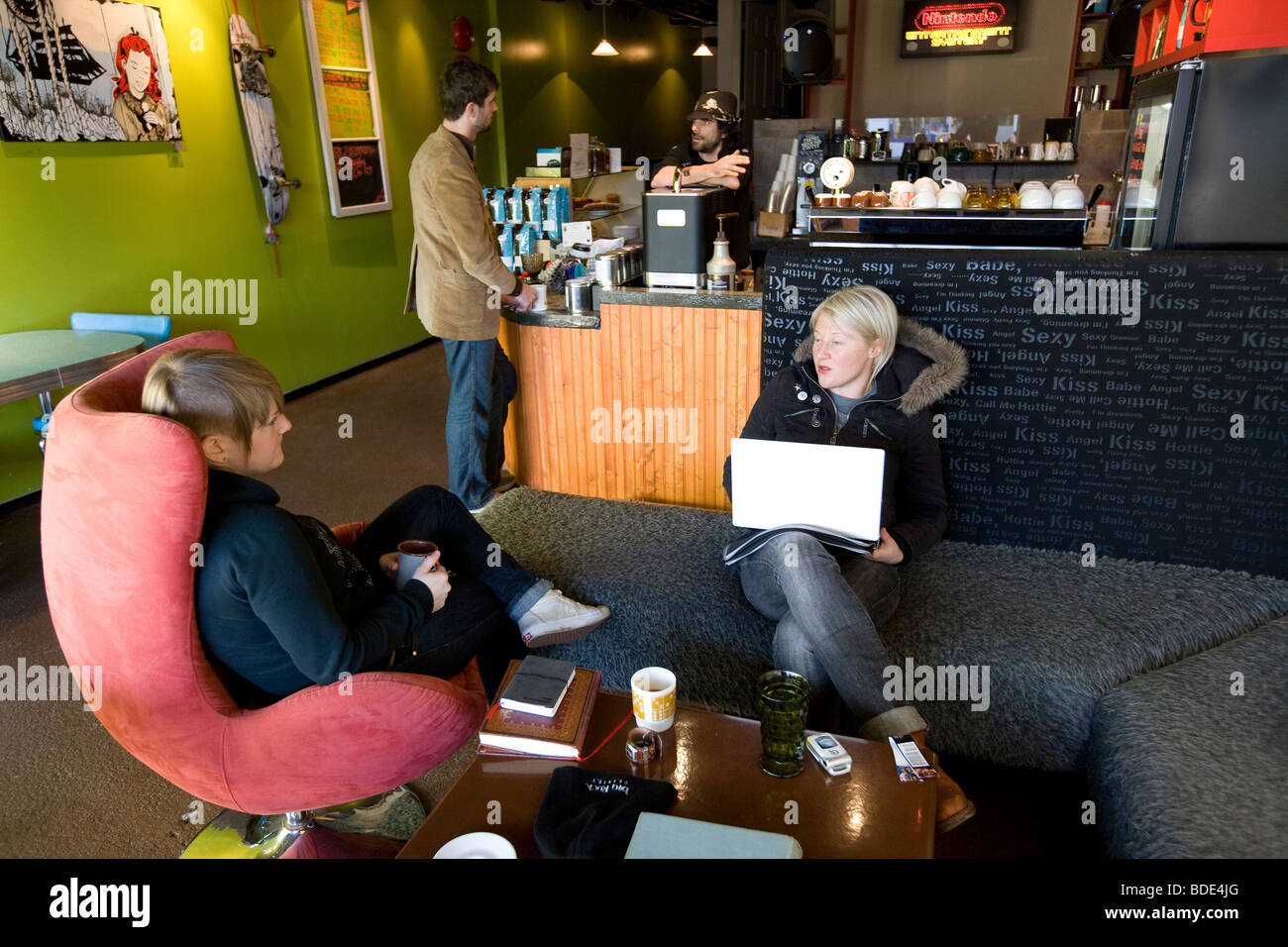 Kunden sitzen in Coffee-Shop, Geselligkeit und mit WLAN-Laptop-Computer-Internet-e-Mail Stockfoto