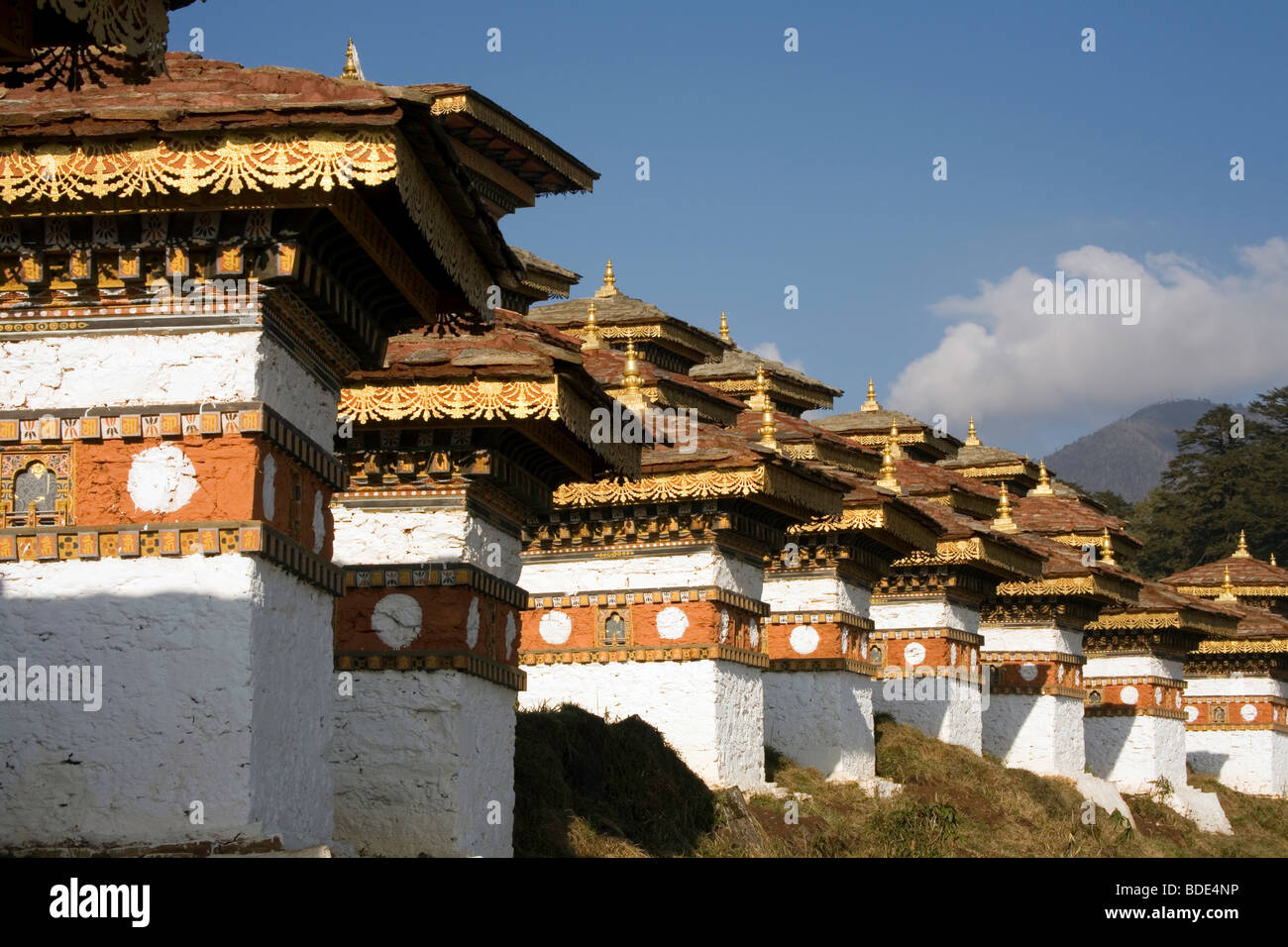 Druk Wangyal umfasst eine weitreichende Palette von 108 Memorial Chörten platziert auf 3050 m Dochu La (Pass) Bhutan Stockfoto