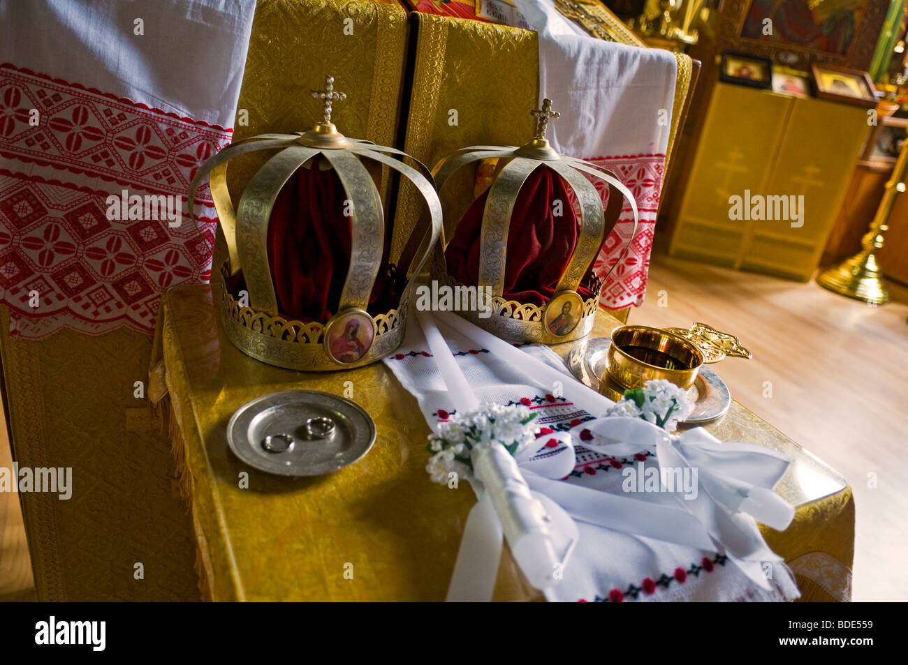 Krone-Hüte und Ringe vor dem Start einer russischen orthodoxe Hochzeit Stockfoto